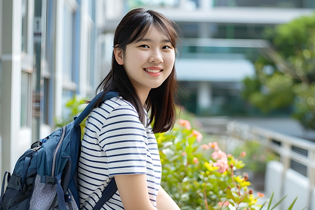 女孩子考警校好还是考师范好？有什么区别？